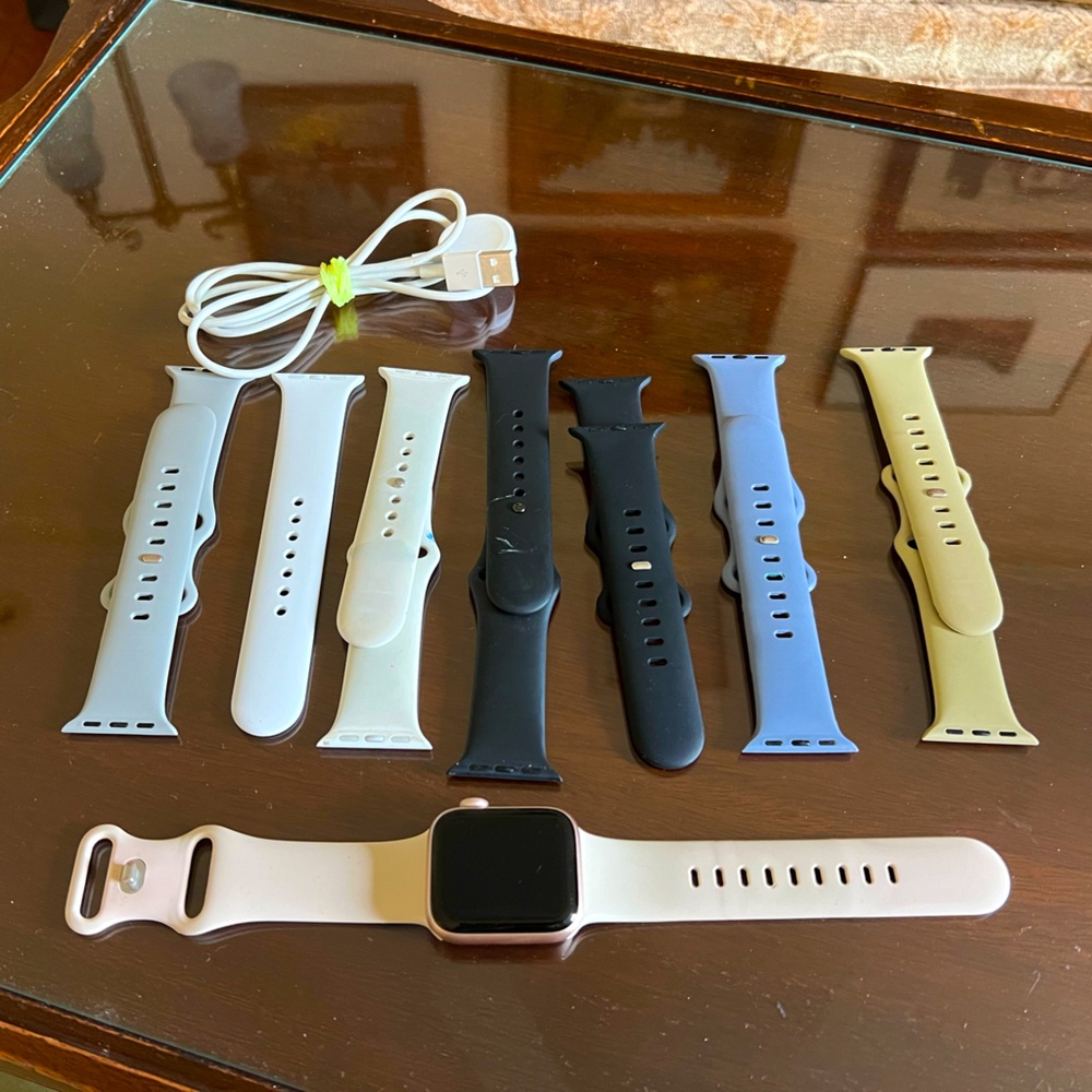 Apple Watch Series 5 rose gold + bands + 2 chargers